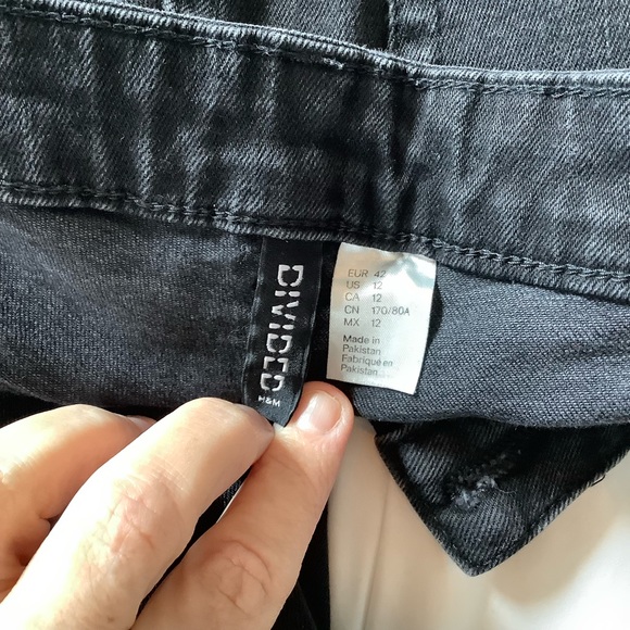 H&M Divided Skinny Denim Jeans Women's Size 12 Black Mid Rise Distressed Raw Hem - Picture 10 of 11